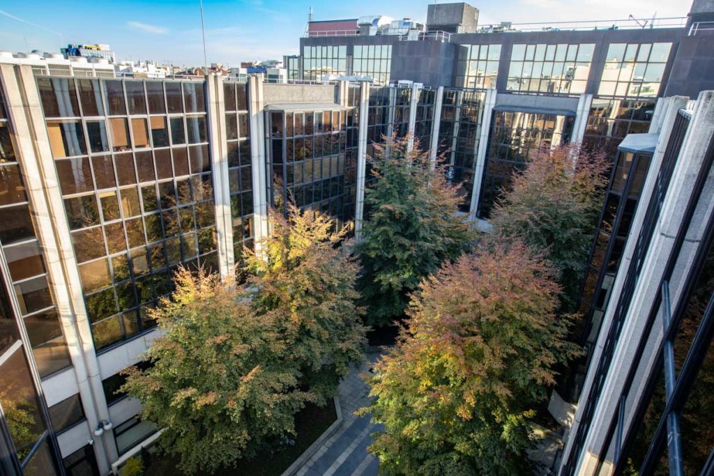 Photographie d'architecture exterieur d'un bâtiment de BNP prise par le studio alterego