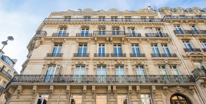 Photographie d'architecture exterieur d'un batiment de paris il s'agit d'une façade prise par le studio alterego