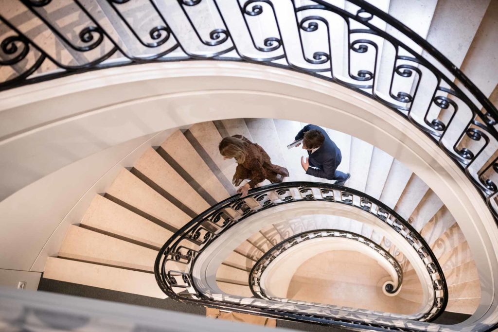 photographie reportage, reportage, événementiel, escalier, mouvement , éclairage. Séance de portrait professionnel corporate réalisé au sein du studio. C'est une bonne manière de mettre en avant l'ensemble de des collaborateurs d'une société.