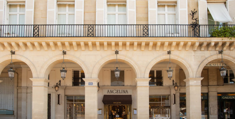 Photo d'architecture, façade de bâtiment ancien, salon de thé Maison Angélina, colonnes en pierre.