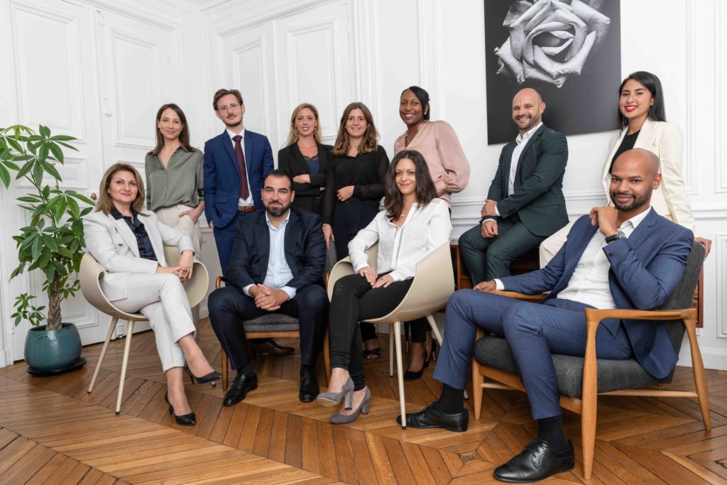 Séance de portrait professionnel corporate réalisé au sein du studio. C'est une bonne manière de mettre en avant l'ensemble de des collaborateurs d'une société.
