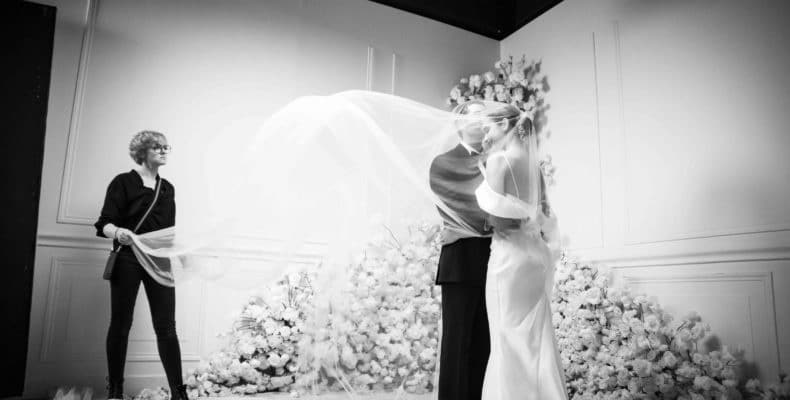 Photographie des backstages du shoot de la campagne de publicité du salon Marions-nous. La photo est en noir et blanc.