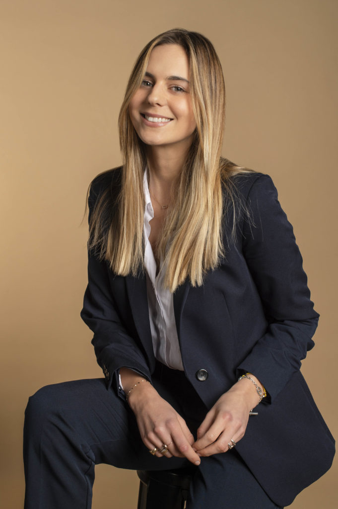 Portrait corporate femme avec fond noir en studio