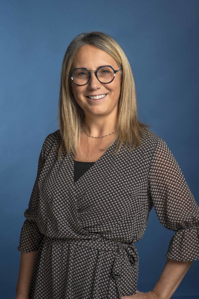 Portrait corporate femme avec fond bleu en studio