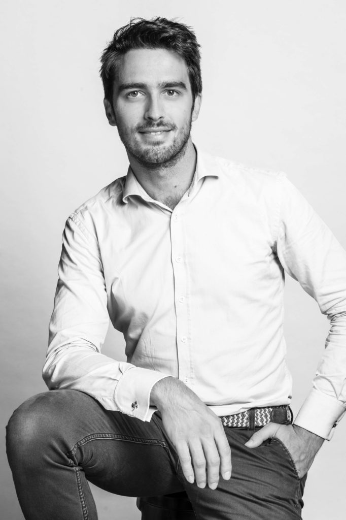 Portrait corporate homme en studio