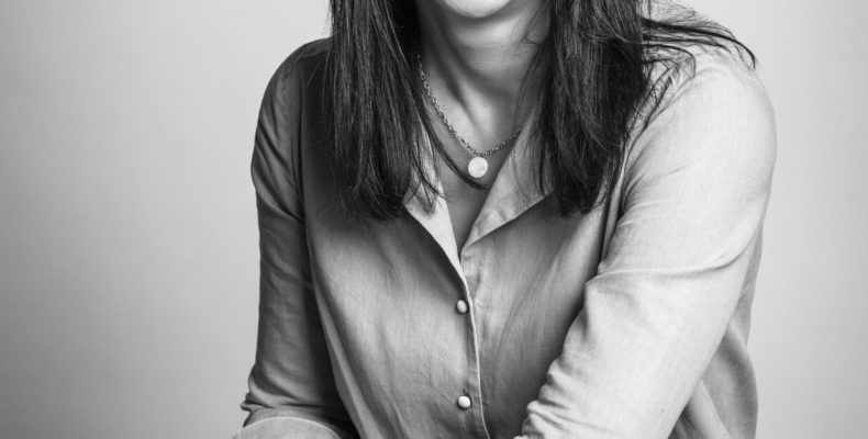 Portrait corporate femme en noir et blanc