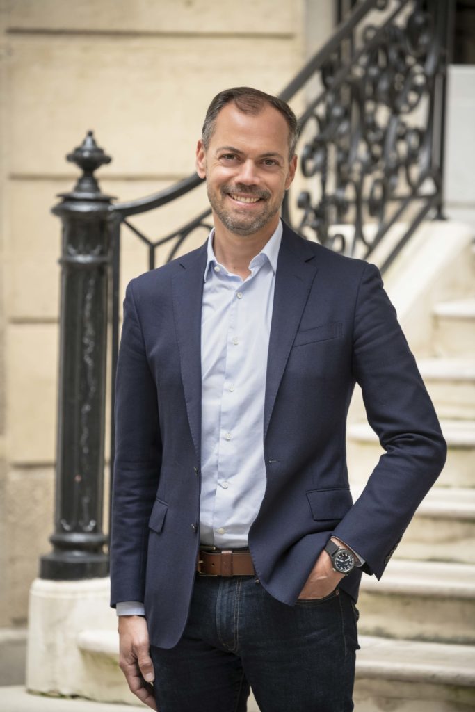 Portrait corporate homme en life style