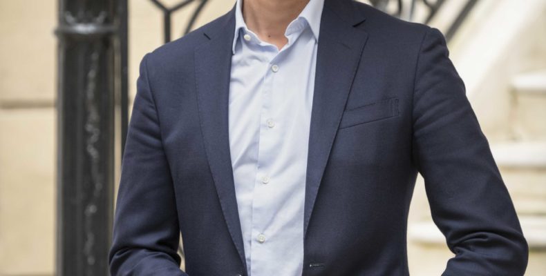 Portrait corporate homme en life style