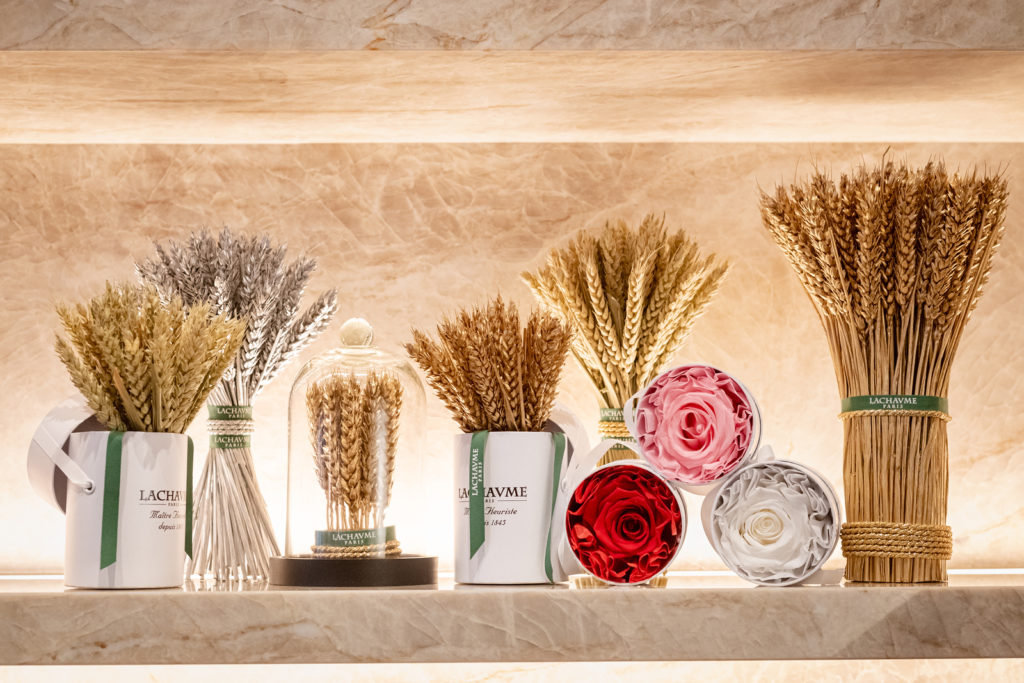 Photographie campagne publicitaire LaChaume - Dans appartement - Bouquets de blé et bouquet de fleurs - Thème fête de fin d'année / Noël