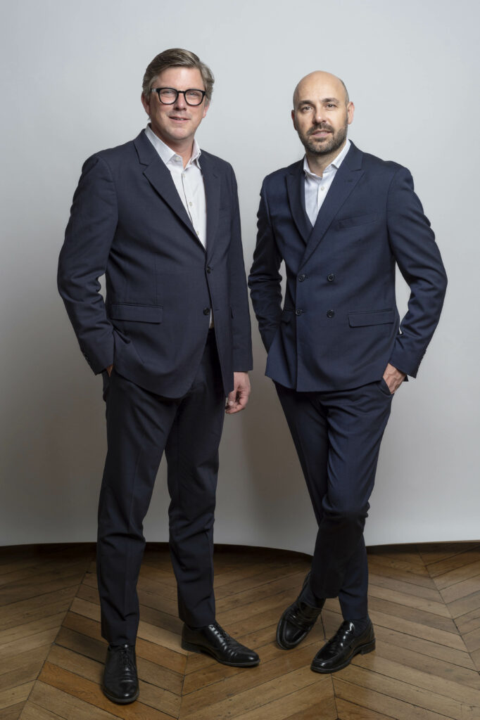 Deux hommes en costume professionnel posant sur un fond neutre – photographie corporate