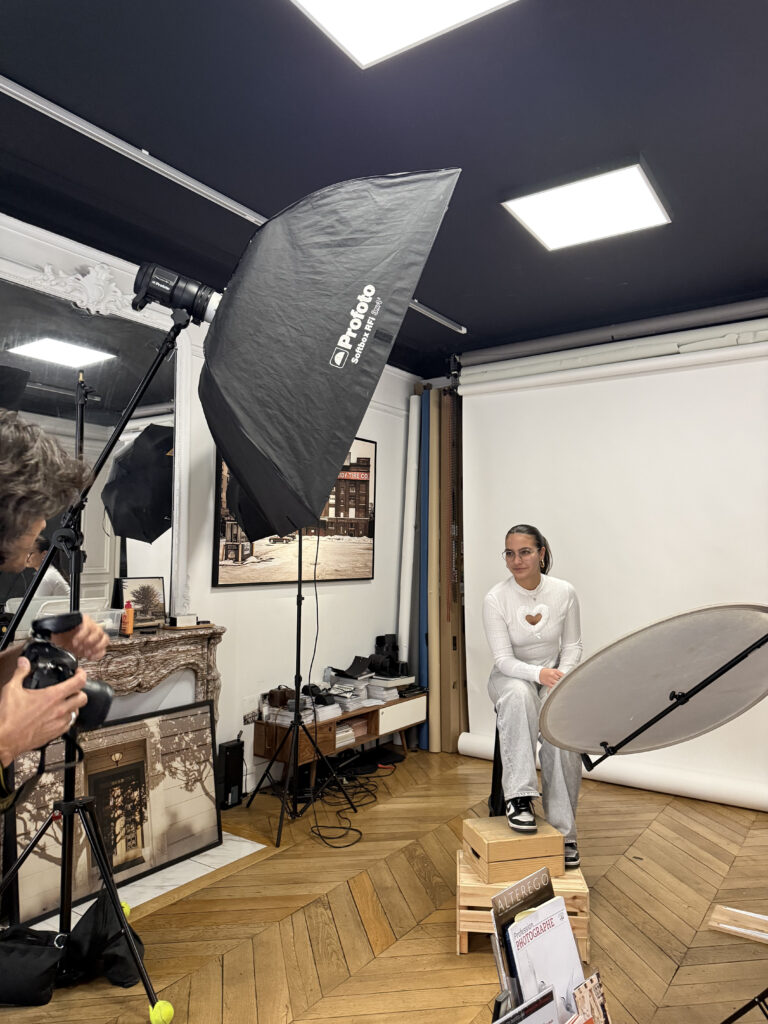 Photographe portrait corporate Studio Alterego utilisant matériel Profoto en studio photo.