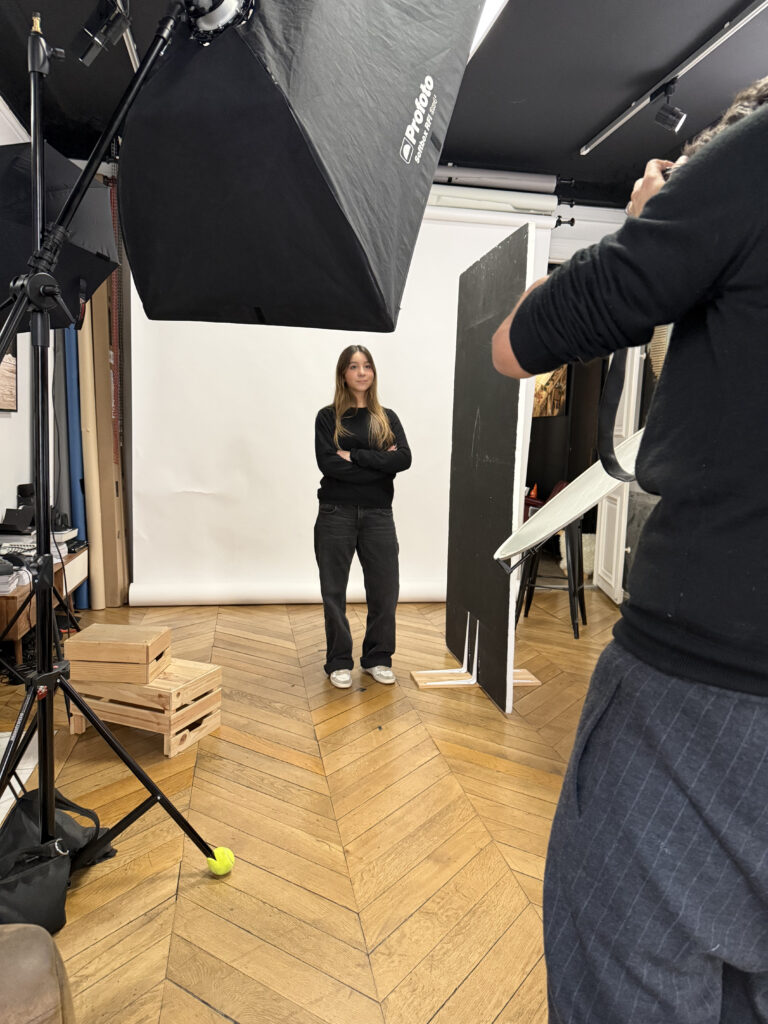 Séance photo portrait en studio chez Studio Alterego, photographe corporate à Paris, avec matériel d'éclairage professionnel