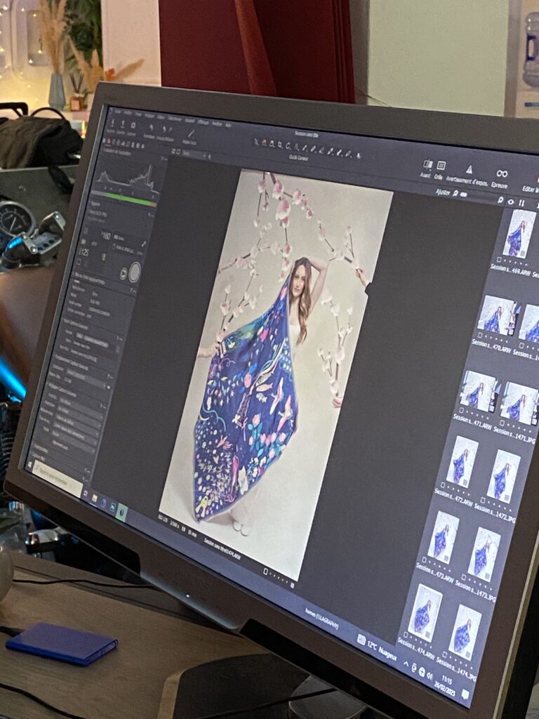 coulisse d'une séance photo Écran d’ordinateur affichant une photo de mannequin en cours de retouche dans un logiciel professionnel. corporate
