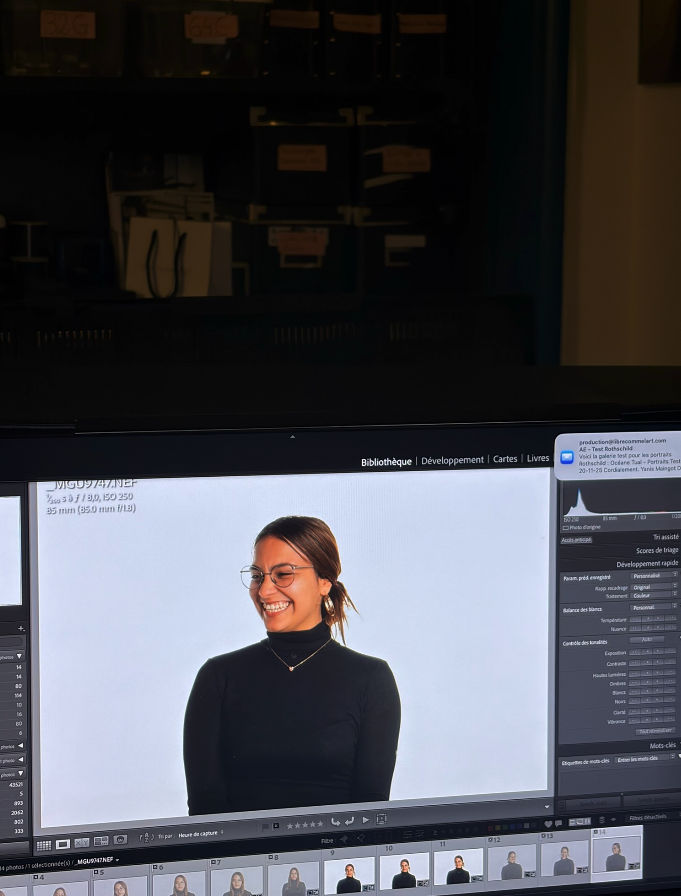 Écran d'ordinateur affichant le logiciel Adobe Lightroom lors de la sélection et de la retouche d'un portrait professionnel d'une femme souriante.