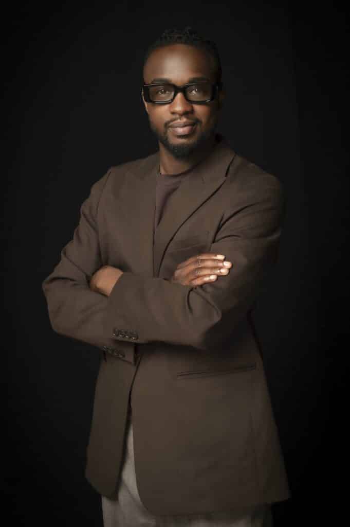 Portrait professionnel réalisé en studio sur fond noir