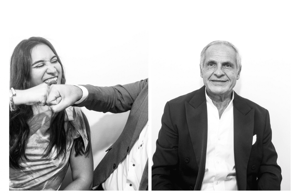 Deux portraits en noir et blanc pris en cabine : un homme souriant en veste sombre, puis une femme qui rit en tapant poing contre poing