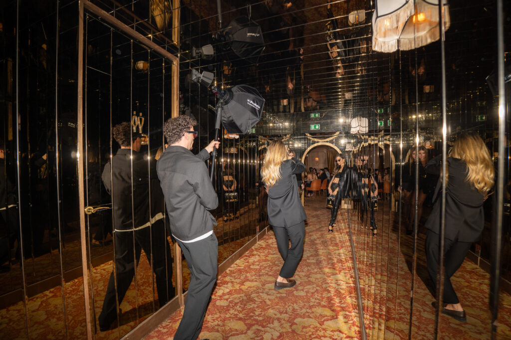 assistant flash dans un événement de la Paris Fashion Week 